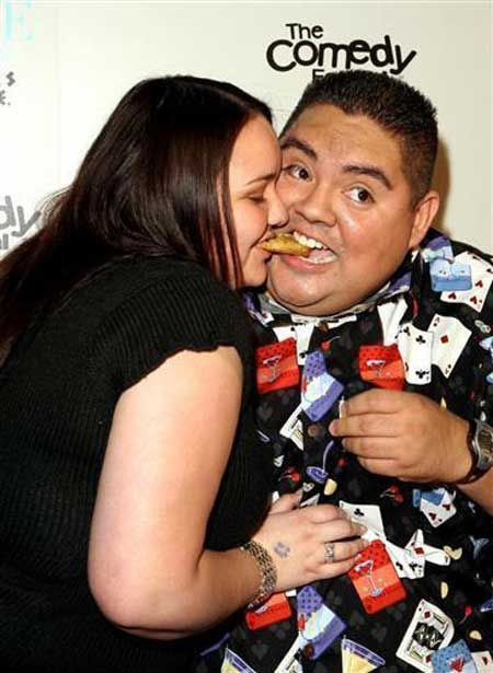   Gabriel Iglesias y su novia Claudia comparten un pedacito de una galleta
