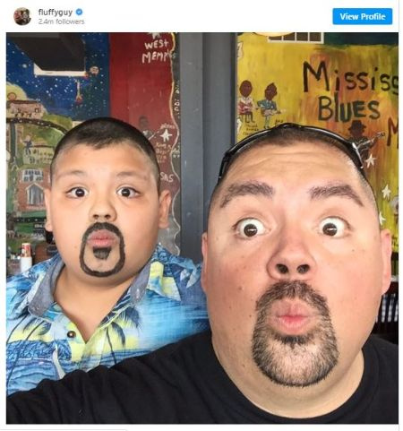   Frankie ahmt seinen Vater in einem Instagram-Post nach, in dem die beiden zusammen posieren, wobei Frankie wie sein Stiefvater eine Gesichtsbehaarung malt