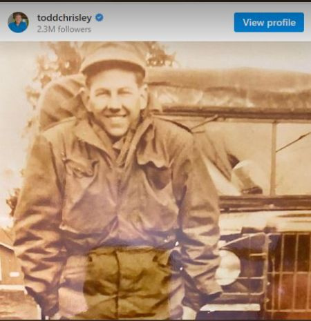   Todd Chrisley condivide la vecchia immagine di suo padre, Gene Raymond Chrisley, come un esercito