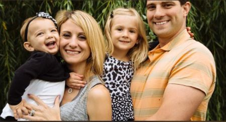   El anfitrión de Income Property, Scott McGillivray con su esposa, Sabrina y sus dos hijas.