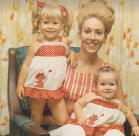   Enfants' Books author Linda Ripa as a child with her mother and her elder sister and actress Kelly Ripa