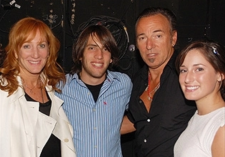   Evan Springsteen, der neu ankommende Boston College-Neuling, ist zwischen seiner Mutter Patti Scialfa und seinem Vater Bruuce Springsteen mit seiner Schwester Jessica auf der rechten Seite bei einem Theaterstück in New York letzte Woche eingeklemmt.