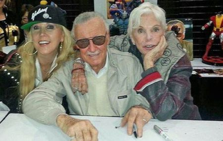   Joan Celia Lee con sus padres Stan Lee y Joan Boocock Lee