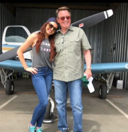   Lauren con su padre piloto