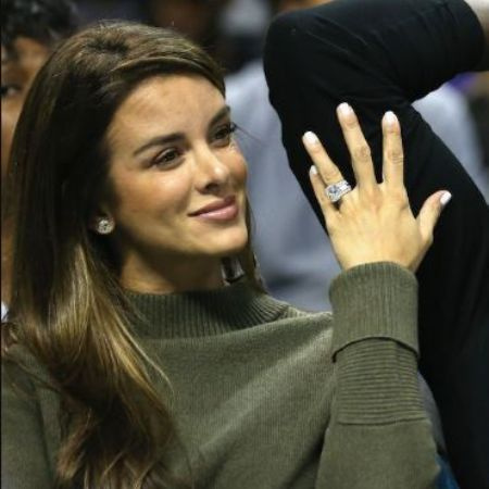   Yvette Prieto zeigt ihren Verlobungsring mit ihrem Verlobten Michael Jordan