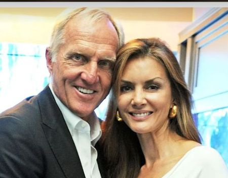   El ex ganador de los principales torneos de golf Greg Norman con su actual esposa Kirsten Kutner