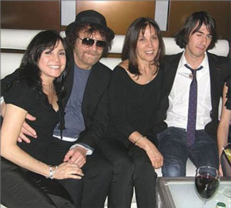   Camelia Kath y su novio Jeff Lynne con otras dos amigas Olivia y Dhani Harrison