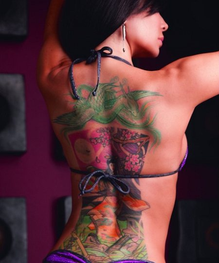   Mandie Taketa hat ihren Rücken mit einem Tattoo bedeckt.
