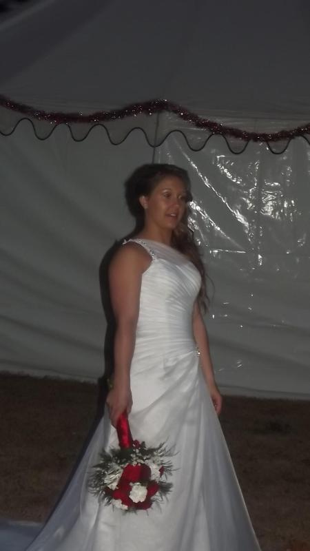   Tricia Day trägt ein Hochzeitskleid