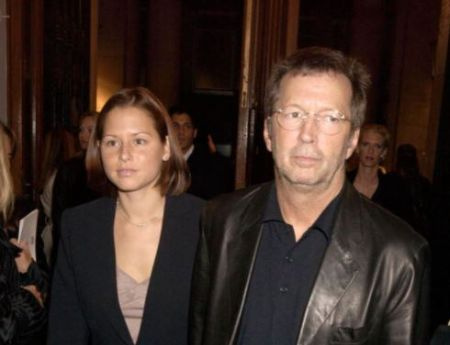   El cantante de Pilgrim 1998, Eric Clapton, con su esposa, Melia McEnery, en octubre de 2003.