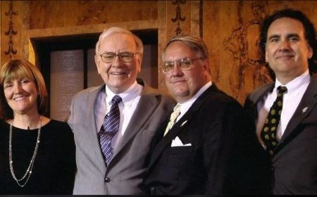   Die Besitzerin der Sherwood Foundation, Susan Alice Buffet, mit ihrem Vater und ihren Brüdern.