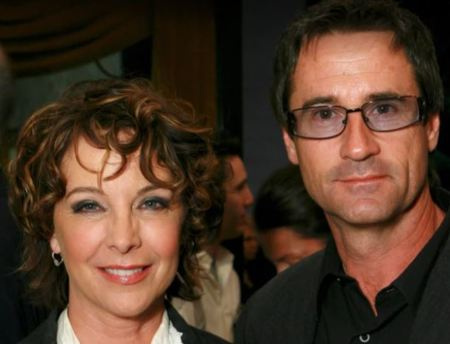   Bruce Abbott y su esposa, Kathleen, son padres de Tyler y Dalton.