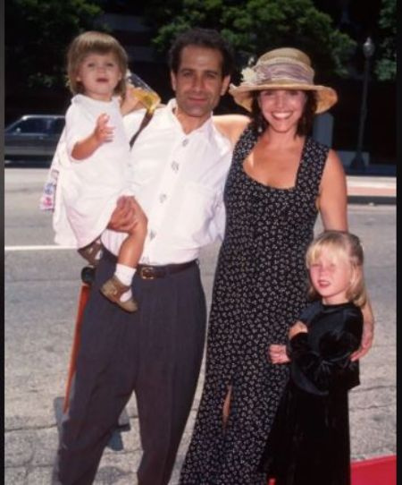   de izquierda a derecha, Sophie Shalhoub, su padre y el actor de Wings, su madre y la actriz de Days of Heaven, Brooke Adams, y su hermana, Josie Lynn Shalhoub