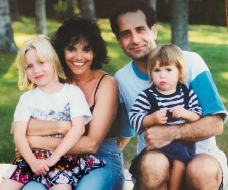   de izquierda a derecha, Josie Lynn Shalhoub, su madre y la actriz Brooke Adams, su padre Tony y su hermana Sophie.