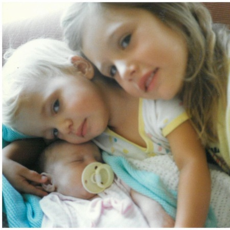   Ashley Force Hood quando criança junto com suas irmãs biológicas