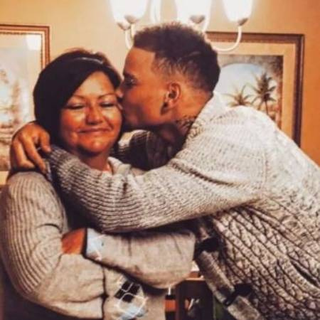   Chanteur américain Kane Brown Parents : Lui avec sa mère Tabatha Brown