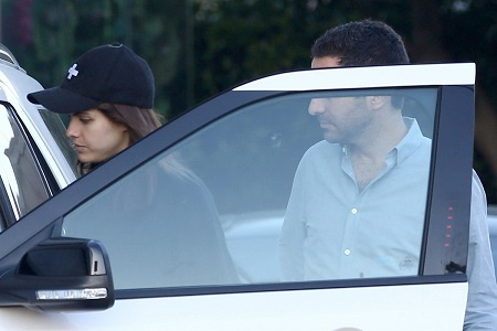   Ari Melber gf Alexandra Daddario, entrando en su automóvil justo después de su fecha de lanzamiento en el restaurante cubano, Café Habana Malibu.
