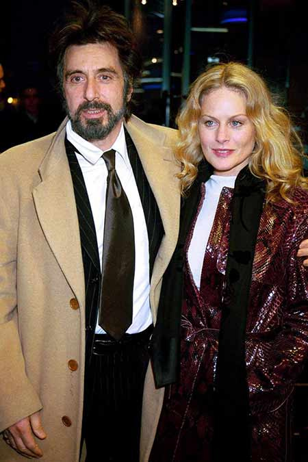   Al Pacino em um casaco cinza e sua ex-namorada Beverly D'Angelo in a red coat