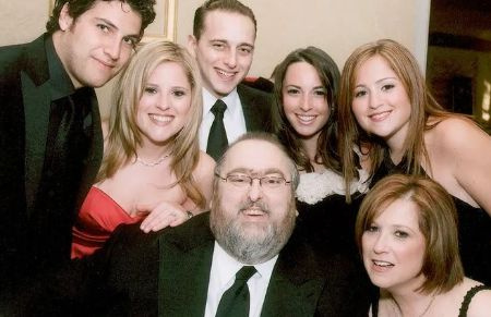   Barry Liben und seine Frau Sindy (unten rechts) mit ihrer Familie. Von links: Schwiegersohn Adam Pally, Tochter Daniella, Sohn Michael, Schwiegertochter Lindsay und Tochter Rebecca.