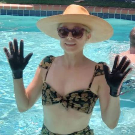   La actriz estadounidense Kristen Bell usa guantes para nadar debido a su miedo a los dedos en ciruela pasa
