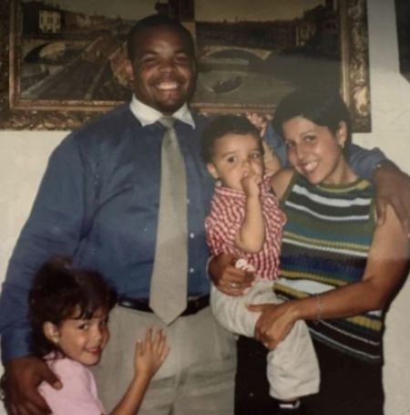   Halsey en el extremo izquierdo con su padre, Chris, su hermano y su madre, Nicole.