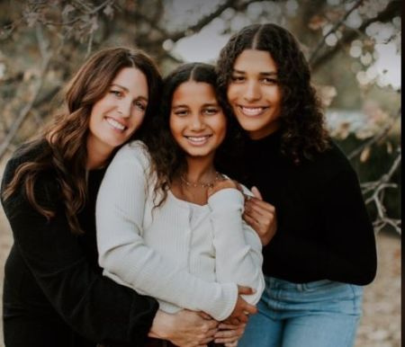   von links: All American Softballspielerin Maureen Brady mit ihren Töchtern Hannah und Maya.