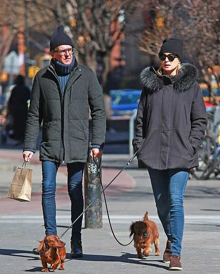   Kelly Rutherford und Chiswell'Chum' Langhorne strolling their pets in NYC