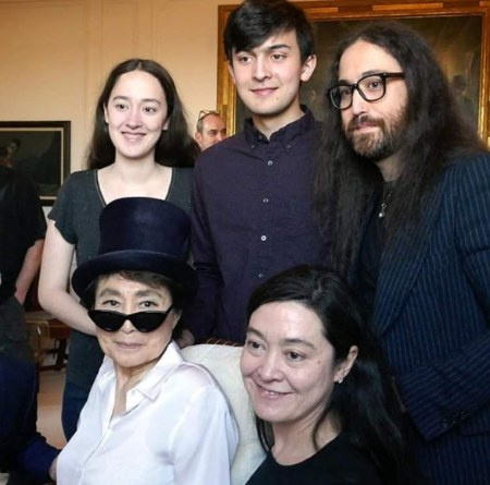   Kyoko Chan Cox con su familia