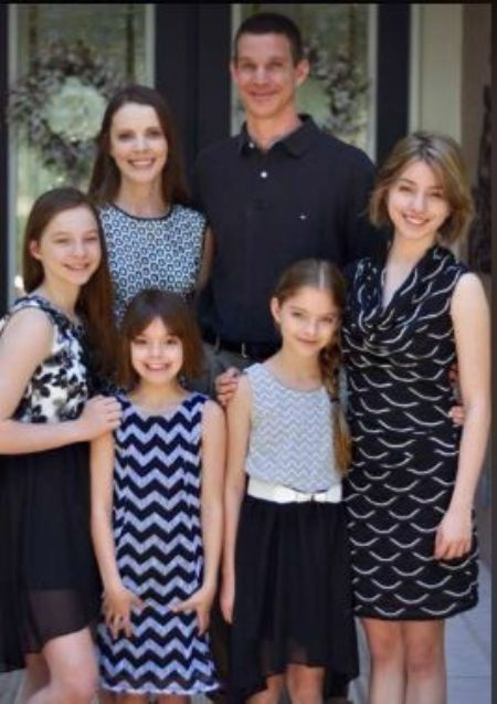   Emma Myers en el extremo izquierdo con sus hermanas y su madre, Nicole y su padre Jeremy